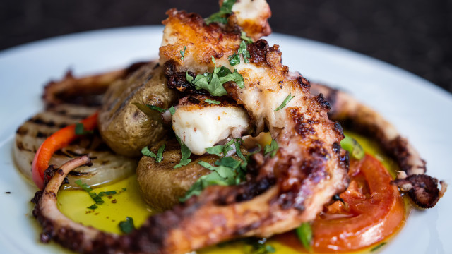 A vida não é só bacalhau... Experimente esta receita de polvo à lagareiro