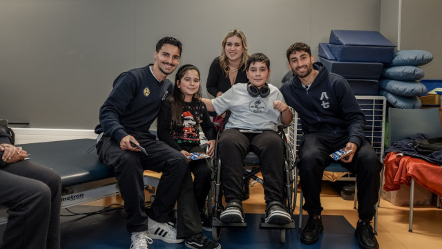 Jogadores do FC Porto fizeram as delícias de crianças em visita solidária