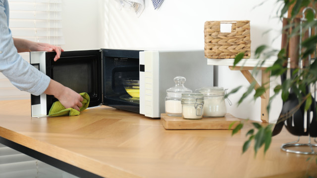 Dicas de limpeza para deixar o seu micro-ondas a brilhar de forma natural