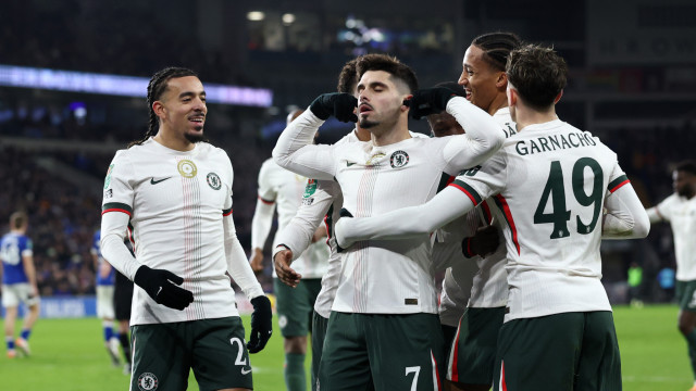 Pedro Neto coloca Chelsea mais perto da final da Taça da Liga