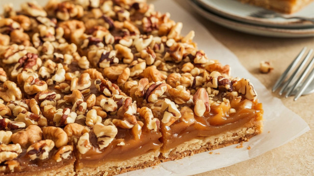 Bolo invertido! A receita fofa e cremosa de nozes pecan (sem ovos)