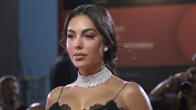 Georgina mostra Eva em aula de piano, a maquilhá-la... e bilhete especial