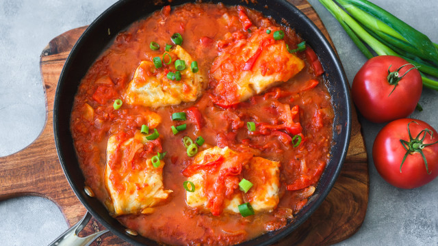 Mais uma receita do peixe do momento: Tomatada de bacalhau