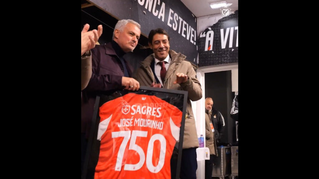Mourinho assinala 750.ª vitória na carreira e gesto de Enzo salta à vista