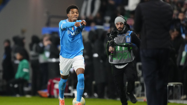 Sem Rafael Leão, AC Milan 'tomba' aos pés de David Neres e companhia