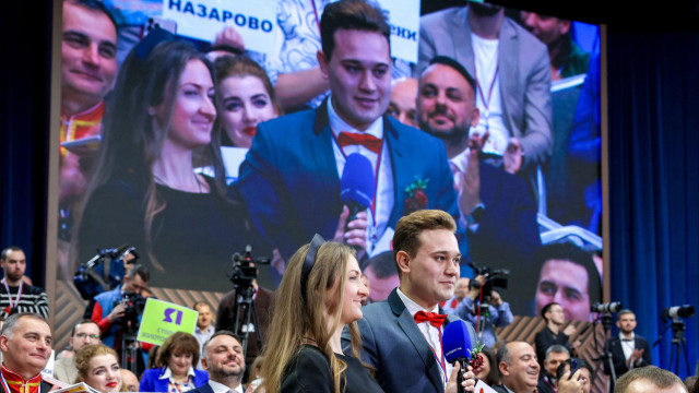 Jornalista pede namorada em casamento... durante conferência de Putin