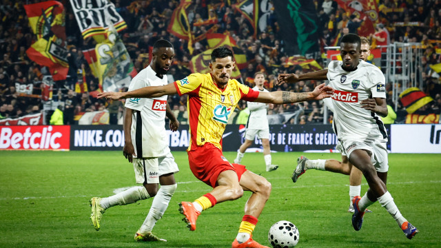 Lens segue em frente na Taça de França. Brest 'cai' ante o Avranches