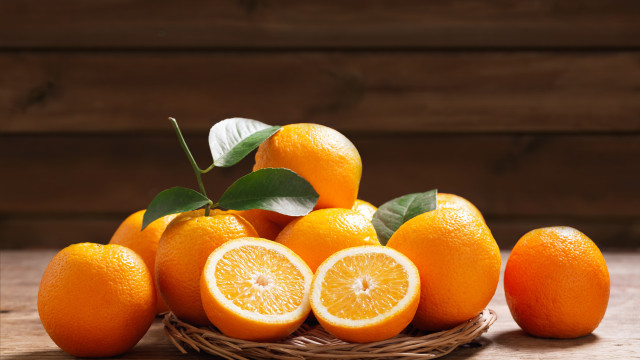 Guia prático: Como congelar laranjas inteiras, em raspas ou em sumo 