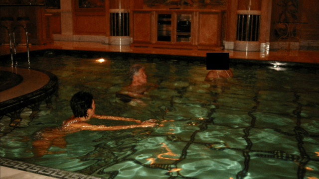 Ficheiros Epstein mostram Clinton num jacuzzi e em festas com Jagger e Jackson