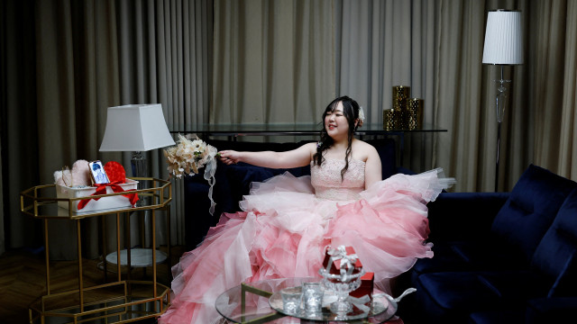 Japonesa casa com personagem que criou no ChatGPT: 