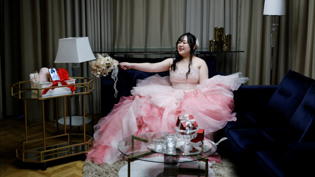 Japonesa casa com personagem que criou no ChatGPT: