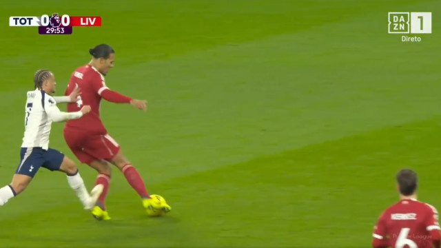 Essa doeu. Xavi Simons fez o que não devia e foi expulso com o Liverpool