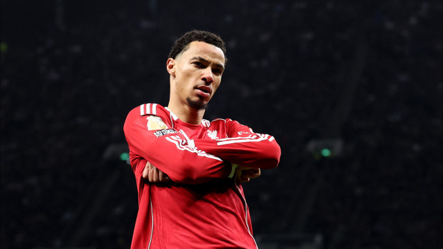 Avançados do Liverpool resolvem no reduto do Tottenham, de Palhinha