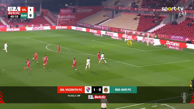 Futebol de rua está de volta. Veja este golaço de André Luiz