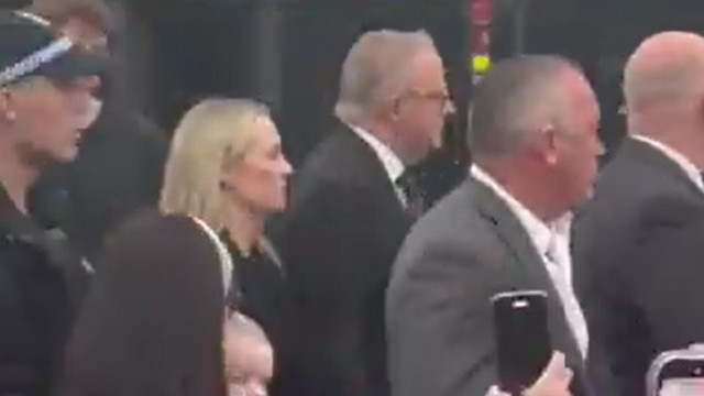 Anthony Albanese vaiado em homenagem às vítimas do ataque em Sydney