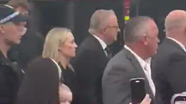 Anthony Albanese vaiado em homenagem às vítimas do ataque em Sydney