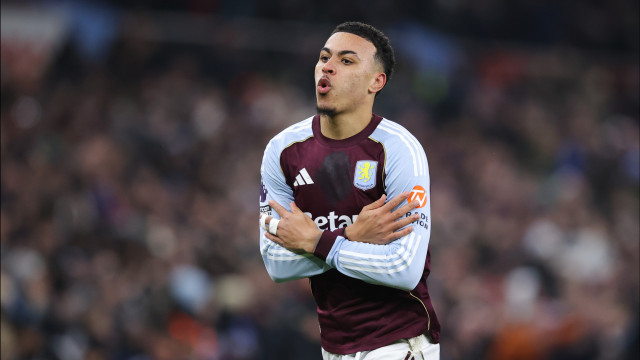 Amorim perde com o Aston Villa e termina a 'rezar' por Bruno Fernandes