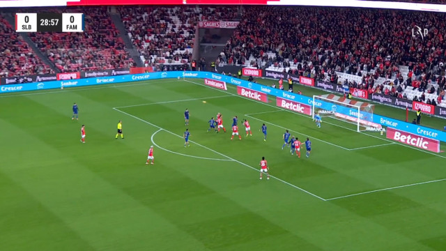 Movimento natural ou não? Benfica com penálti a favor neste lance