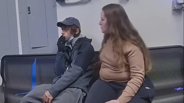 Jovem detido por roubar loja aponta arma a polícia. Reação ficou filmada