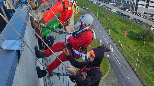 Sem chaminé, Pais Natais desceram pelo telhado à pediatria de Braga. Veja