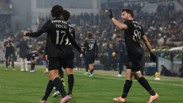 Sporting sorri na troca de prendas em Guimarães e corre atrás do FC Porto