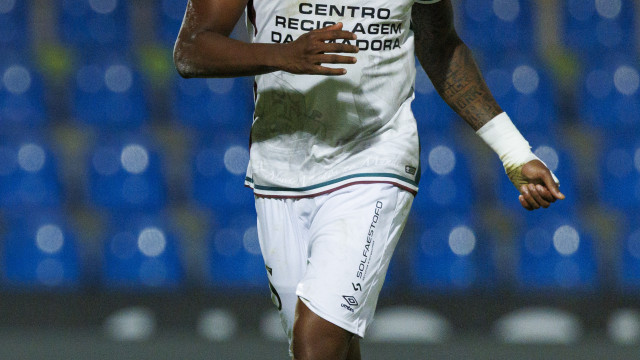 Fez estragos no Dragão e promete explodir no Benfica. Quem é Sidny?