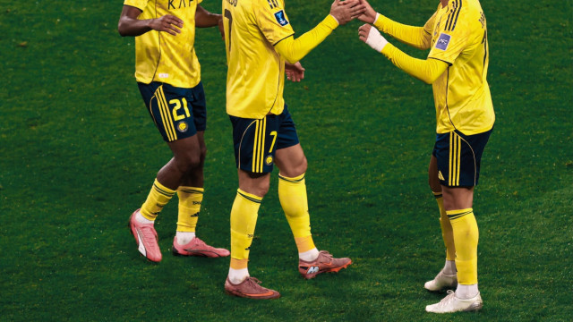 Jorge Jesus recebe 'prenda' de João Félix e Cristiano Ronaldo no Al Nassr