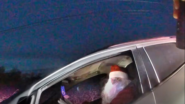 Pai e Mãe Natal parados por excesso de velocidade nos EUA (e há vídeo)