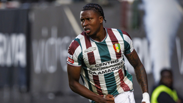 Mais perto do Benfica? Sidny Cabral falha o Famalicão-Estrela da Amadora