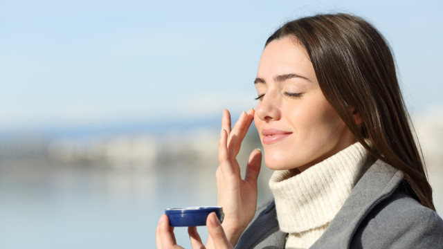 Erros de cuidados de pele que comete no inverno, segundo dermatologista