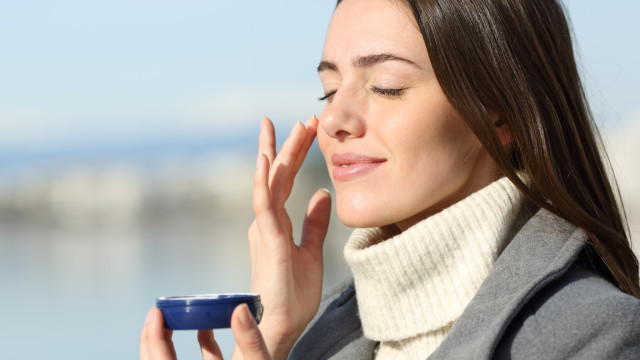 Erros de cuidados de pele que comete no inverno, segundo dermatologista
