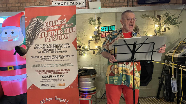 David cantou músicas de Natal durante 42 horas. O objetivo? Bater recorde