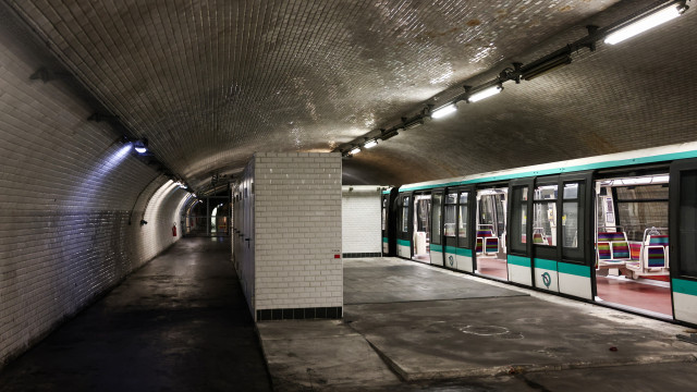 Três mulheres esfaqueadas por homem no metro de Paris. Suspeito detido