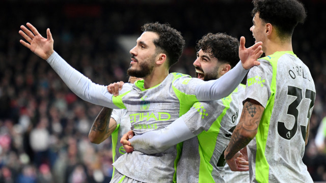 Man City sofre, mas mete a 8.ª e assume liderança (provisória) da Premier