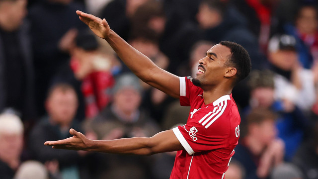 Liverpool vence Wolves sem convecer em tarde de homenagem a Diogo Jota