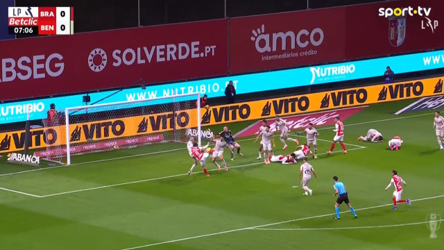 Moutinho pediu penálti neste lance com Aursnes. Árbitro mandou seguir