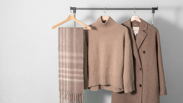 Cachecóis. As cores e padrões (trendy) desta estação