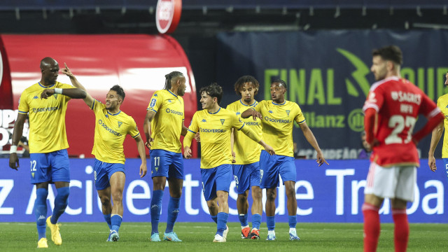 Poucos, mas duros. Estoril sabe dar castigos ao Benfica e alerta Mourinho