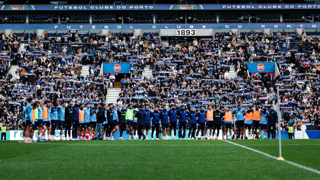 Loucura no FC Porto. Farioli fala em português e Luuk de Jong reaparece