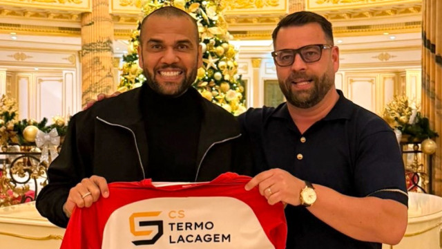 Oficial: Dani Alves ultrapassa polémica e compra clube português