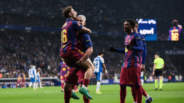 Barcelona vence dérbi com o Espanyol com golos nos últimos minutos