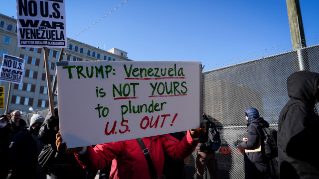 Centenas manifestam-se junto a prisão onde está Maduro: 