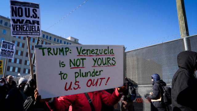 Centenas manifestam-se junto a prisão onde está Maduro: