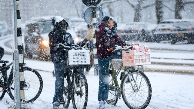 Neve cobre a Europa e transforma cidades em cenários de cartão-postal