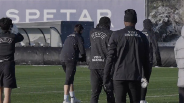 A maldade (gelada) de Nuno Mendes a Vitinha no treino do PSG