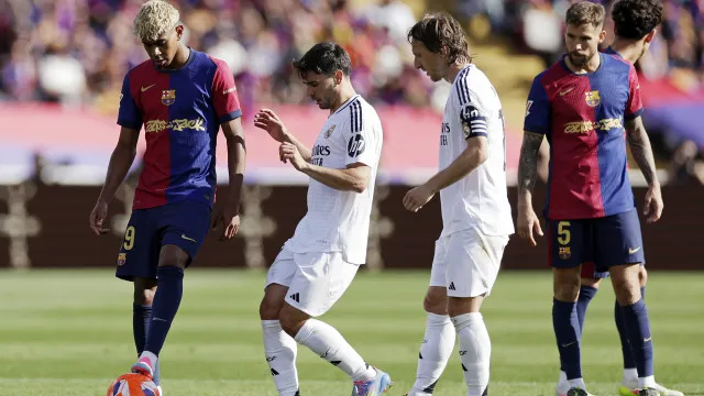 
                    Barcelona espreita título frente ao Real em rivalidade além do futebol
                