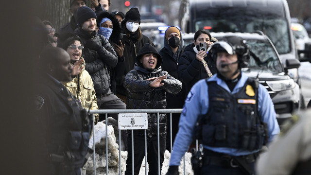 Mulher morre após ser baleada por agente do ICE em Minneapolis