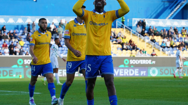 Oficial: Estoril devolve médio Patrick de Paula ao Botafogo