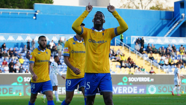 Oficial: Estoril devolve médio Patrick de Paula ao Botafogo