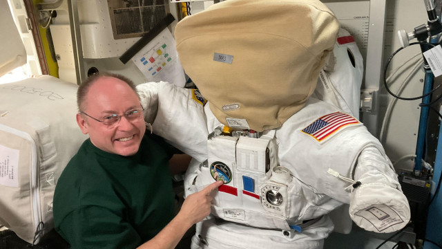 NASA adia passeio espacial devido a